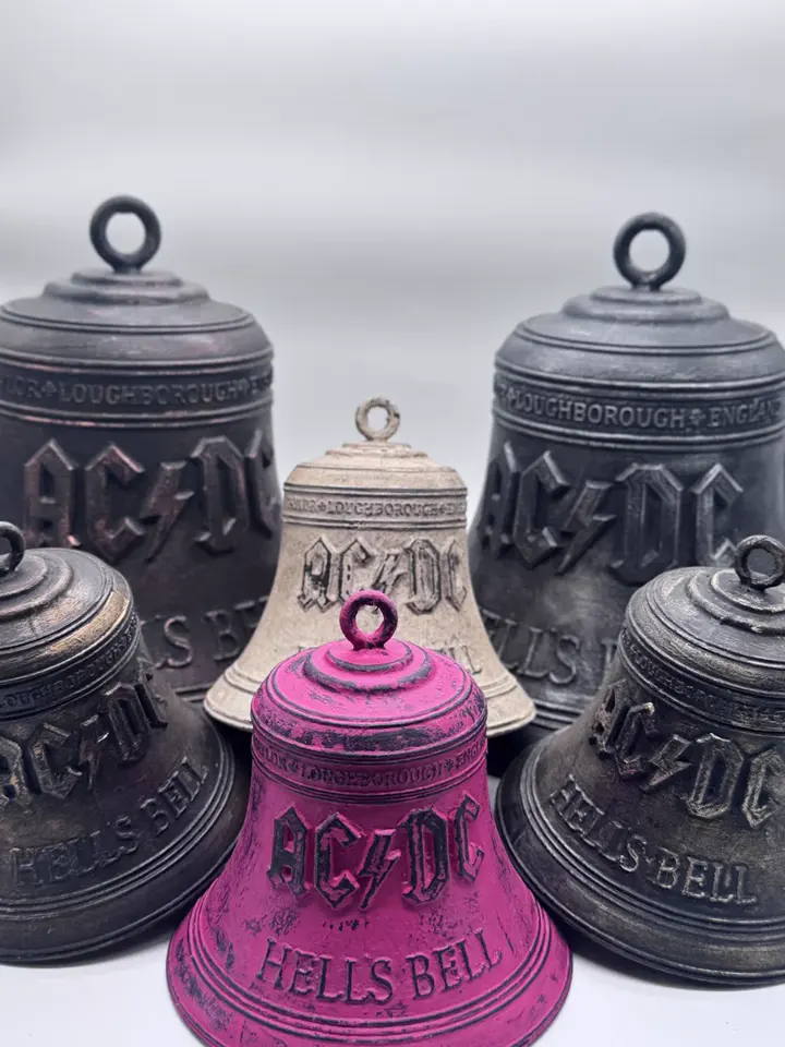 Cloches décoratives imprimées en 3D, finition patinée imitant la fonte, avec lettrage en relief